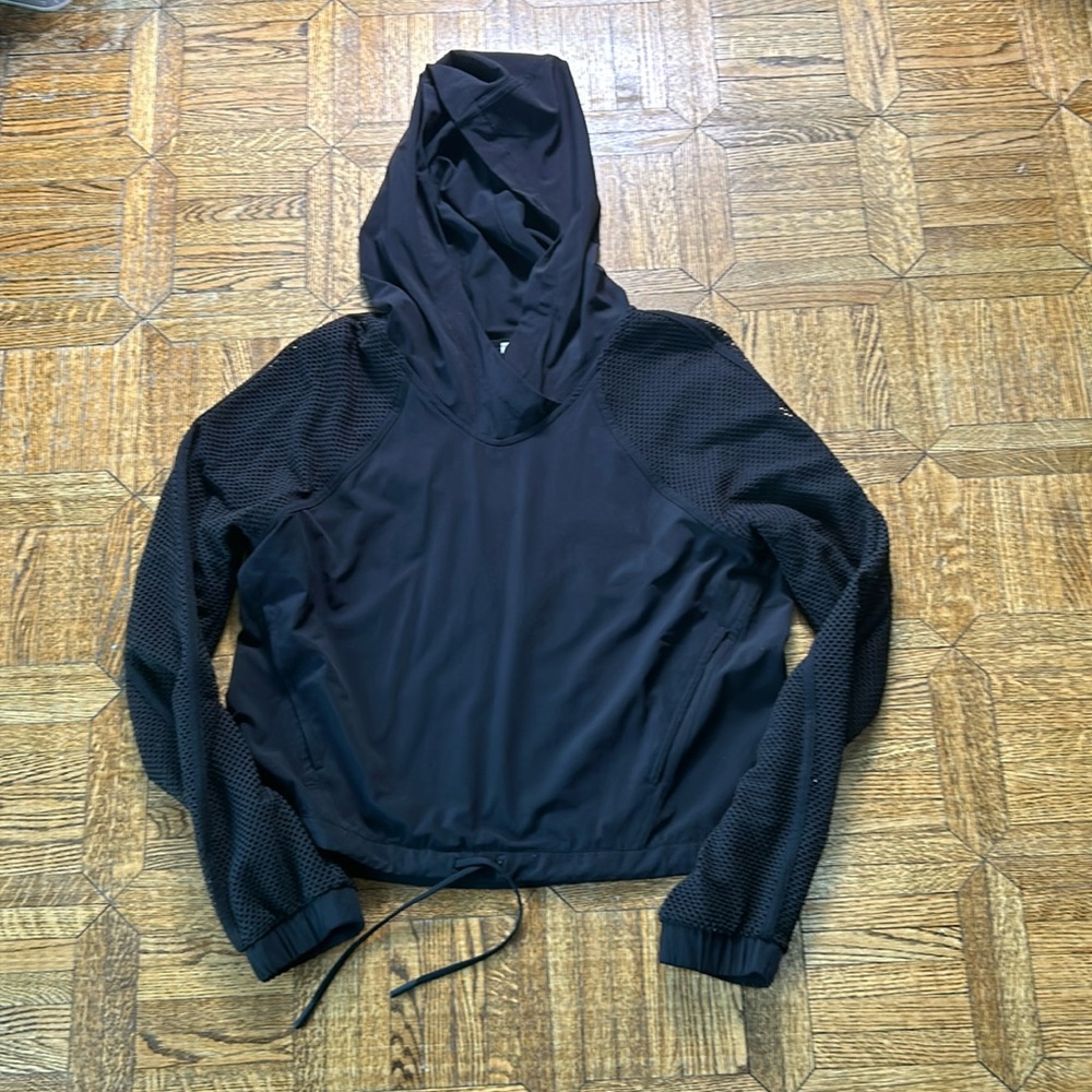 LULULEMON Black Hoodie with pockets and meshed lined sleeves